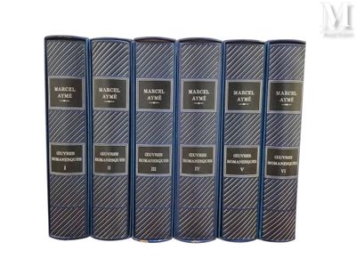 six livres alignés sur un fond blanc, avec un fond blanc