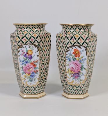 paire de vases chinois anciens ornés de motifs floraux