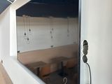 un téléviseur à écran plat fixé au mur d'une pièce