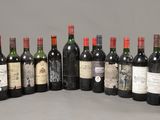 plusieurs bouteilles de vin sont alignées sur une table