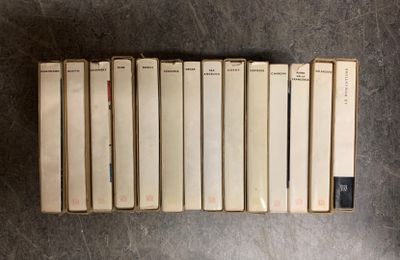 six livres sont alignés sur une table
