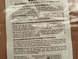 un paquet de nourriture posé sur une table