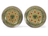 une paire d'assiettes ornées de motifs floraux sur fond blanc