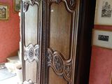 une grande armoire en bois dans le coin d'une pièce
