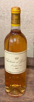 une bouteille de whisky posée sur une table à côté d'une bouteille de vin