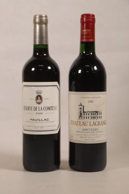 deux bouteilles de vin posées l'une à côté de l'autre sur une table