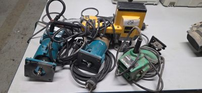de nombreux types d'appareils électriques posés sur une table