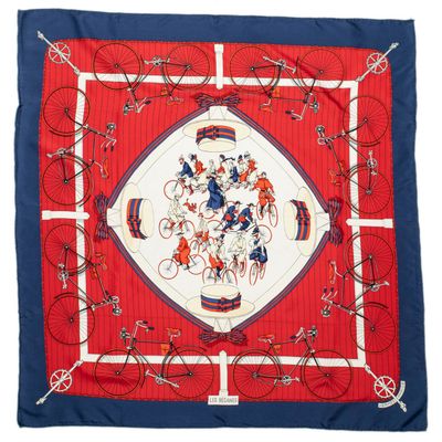 HERMES - CARRE en twill de soie à décor bleu marine, rouge e…