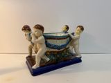 trois figurines tenant un objet bleu et blanc
