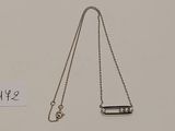 une image représentant un collier en argent muni d'une chaîne