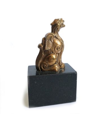 figurine en bronze représentant un chien assis sur un socle en marbre noir