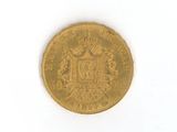 une pièce d'or ornée d'un blason