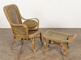 une photo représentant une chaise en osier et un repose-pieds posés sur un parquet