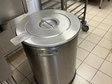 une grande casserole posée par terre dans la cuisine