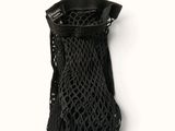 un sac en filet noir muni d'une poignée noire sur un fond blanc