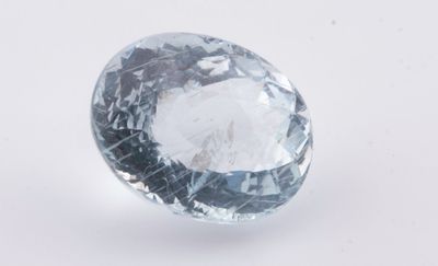 un gros plan d'un diamant bleu sur une surface blanche