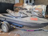 un bateau posé sur une remorque dans un garage