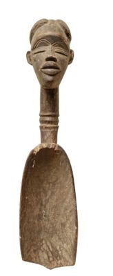 une image représentant une sculpture en bois représentant une femme dont on distingue le visage