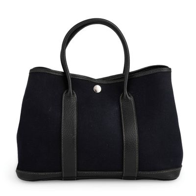 un sac à main noir avec une poignée noire et une bandoulière noire