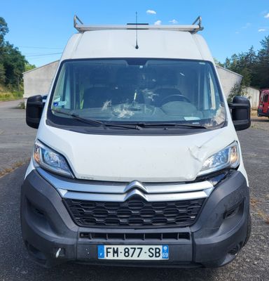 l'avant d'une camionnette blanche garée dans un parking