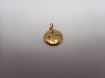 un gros plan d'une pièce d'or sur laquelle figure un smiley