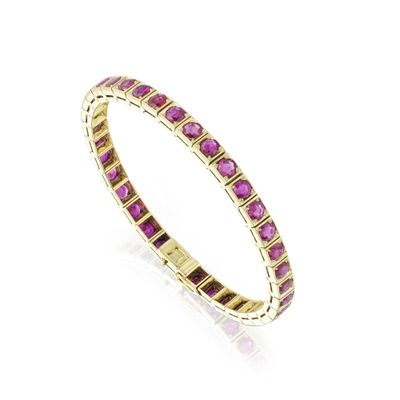 une bague en or jaune sertie de saphirs roses
