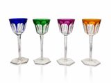 quatre verres à vin de couleurs différentes posés les uns à côté des autres sur une surface blanche