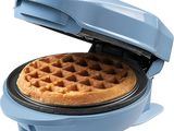 un gaufrier avec une gaufre à l'intérieur