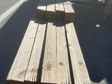 plusieurs morceaux de bois sont empilés sur un parking