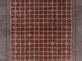 un tapis orné d'un motif rouge et marron