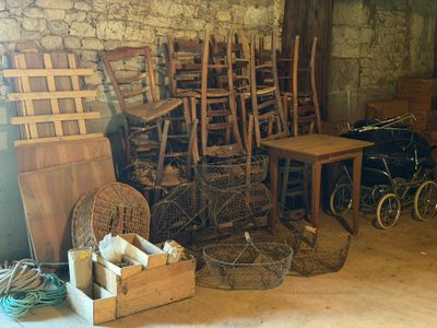 plusieurs chaises et une table dans une pièce aux murs en briques