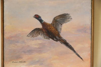 un tableau représentant un faisan volant dans le ciel
