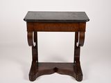 une image d'une petite table avec un plateau en marbre