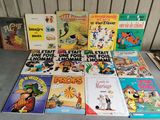de nombreux livres pour enfants posés sur une table, il y en a beaucoup