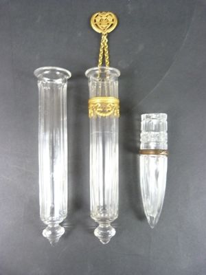 trois vases en verre placés les uns à côté des autres sur une table