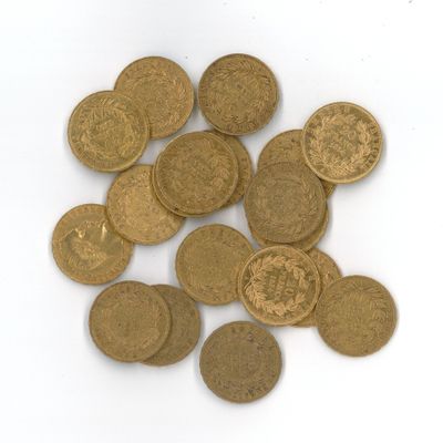 une pile de vieilles pièces de monnaie sur une surface blanche