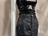 robe noire sans bretelles à paillettes sur un mannequin, un mannequin, un mannequin, un mannequin, un mannequin, un mannequin, un mannequin, un mannequin