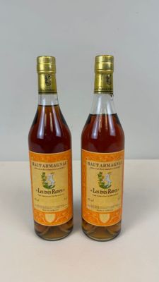 deux bouteilles d'alcool posées l'une à côté de l'autre sur une table