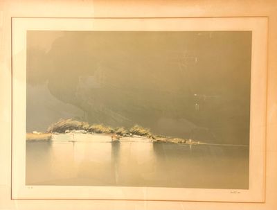 une photo d'une photo d'un lac avec une montagne en arrière-plan