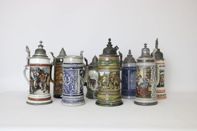 sept types différents de chopes à bière alignées sur une table
