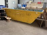 un bateau jaune qui se trouve dans un entrepôt