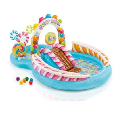 une piscine gonflable décorée de motifs « Candy Land » et de sucres d'orge