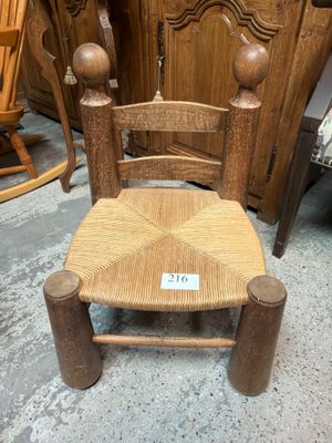 une chaise en bois qui se trouve dans une pièce