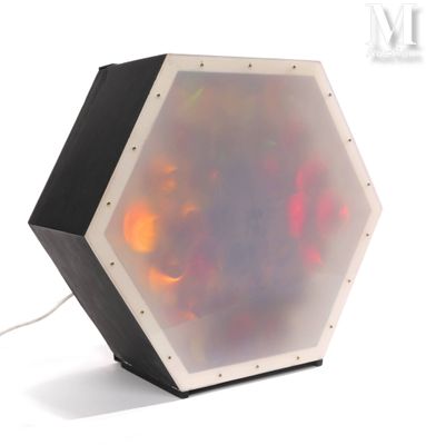 une image représentant une lumière qui ressemble à un objet hexagonal