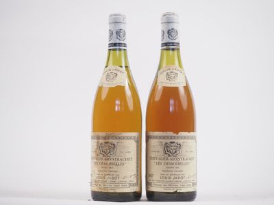 deux bouteilles de vin posées l'une à côté de l'autre sur une surface blanche