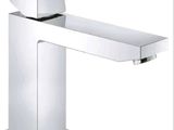 un gros plan sur un robinet de lavabo, sur fond blanc