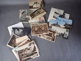 de nombreuses vieilles cartes postales posées sur la table, avec des images dessus