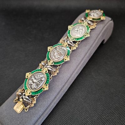 une photo d'un bracelet vert et doré posé sur un étui gris