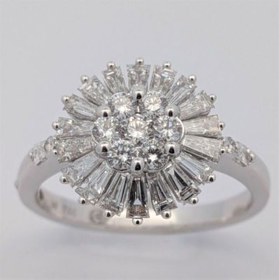 gros plan d'une bague en diamant sur fond blanc