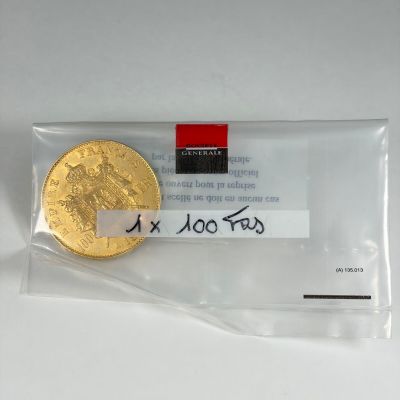 une photo d'une pièce d'or dans un sachet en plastique